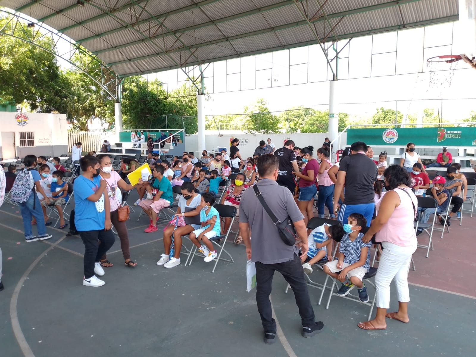 Los padres llegan con sus hijos para que sean inmunizados contra el coronavirus, que en Quintana Roo se mantiene al alza