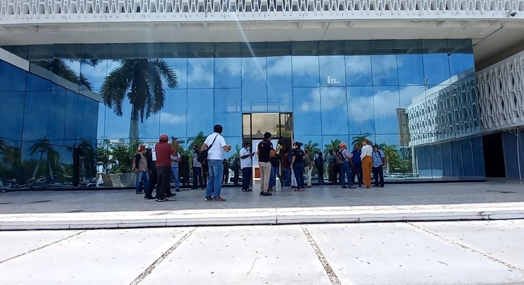Comunidades de Hopelchén protestaron frente al Palacio de Gobierno de Campeche Comunidades de Hopelchén protestaron frente al Palacio de Gobierno de Campeche
