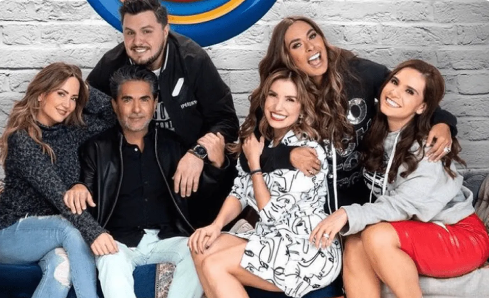 El show debe continuar, pero a esta conductora le ha llovido sobre mojado. Foto: Especial