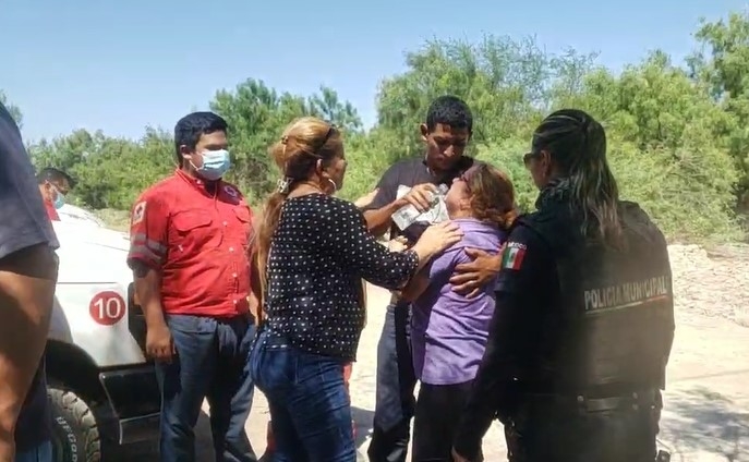 La madre abrazó a su hijo al verlo salir. Foto: Especial