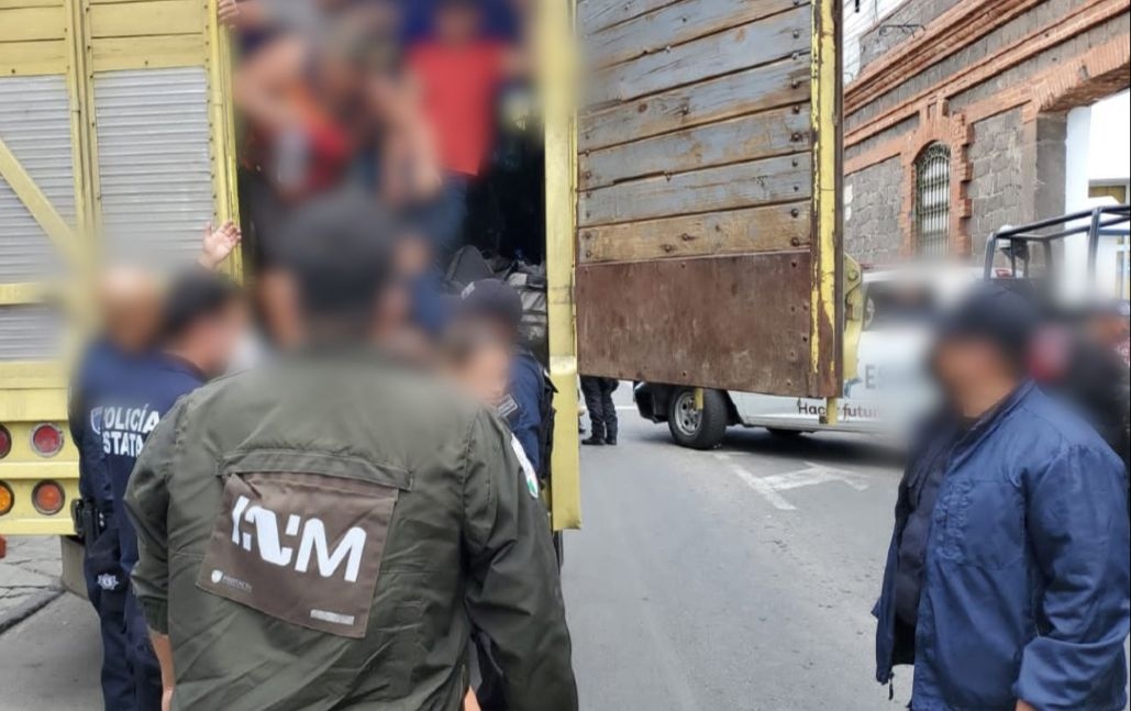 El INM detuvo al camión tapado con una lona en el que viajaban los migrantes. Foto: INM El INM detuvo al camión tapado con una lona en el que viajaban los migrantes. Foto: INM