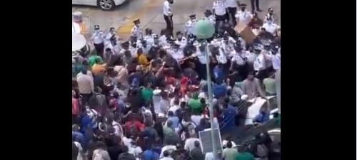 Personal del IMSS La Raza e enfrentan con elementos de la Policía Capitalina: VIDEO Personal del IMSS La Raza e enfrentan con elementos de la Policía Capitalina: VIDEO