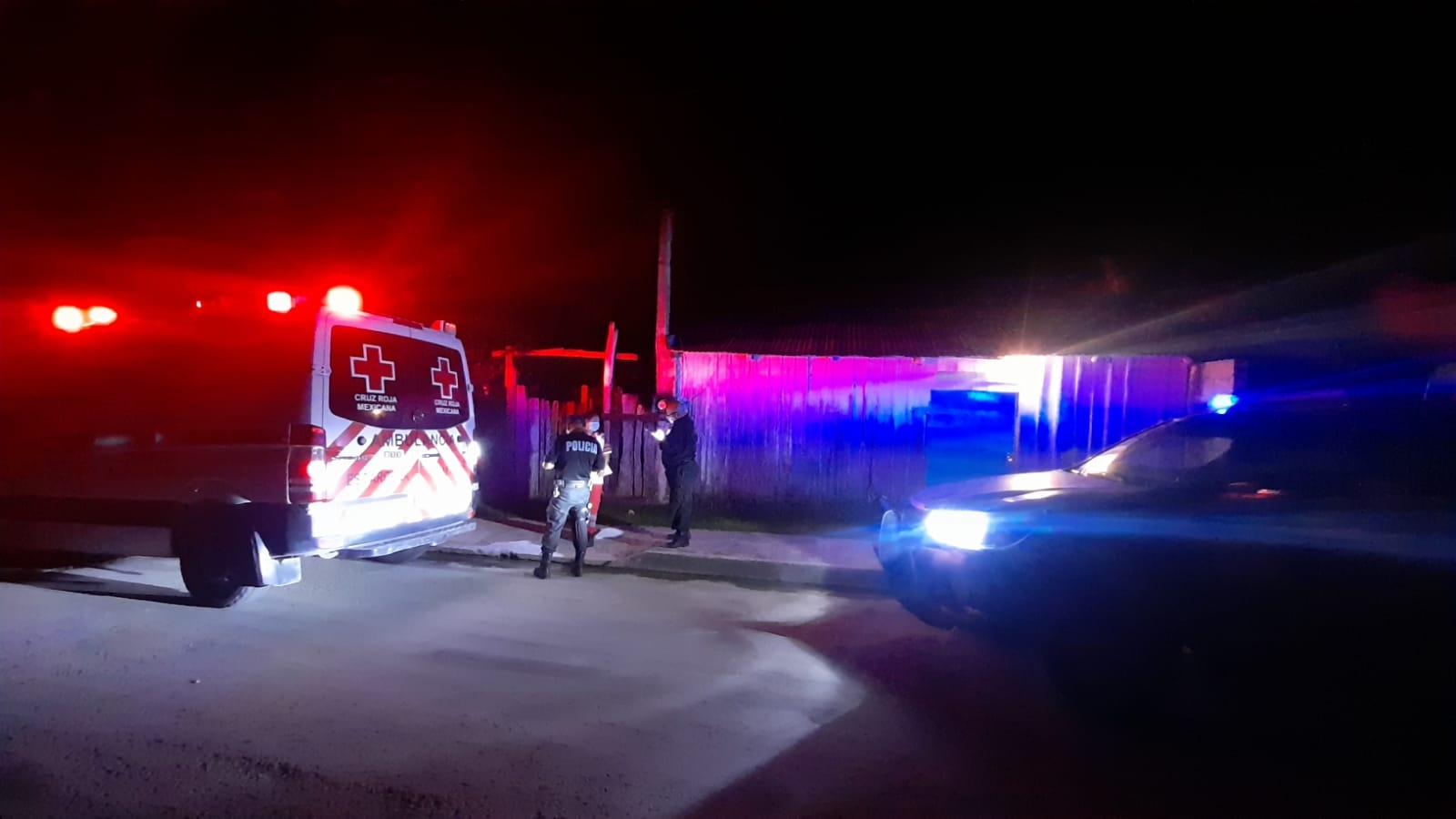 Paramédicos de la Cruz Roja llegaron al lugar para auxiliar a la joven, pero no pudieron hacer nada