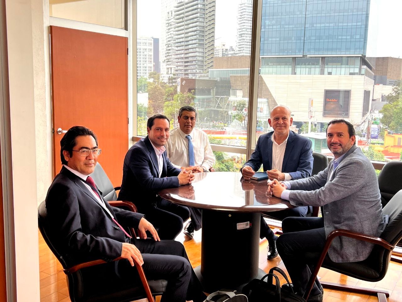 Autoridades recordaron que el proyecto contempla 300 camas; construir 15 quirófanos, y ampliar de 41 a 81 el número de consultorios Autoridades recordaron que el proyecto contempla 300 camas; construir 15 quirófanos, y ampliar de 41 a 81 el número de consultorios