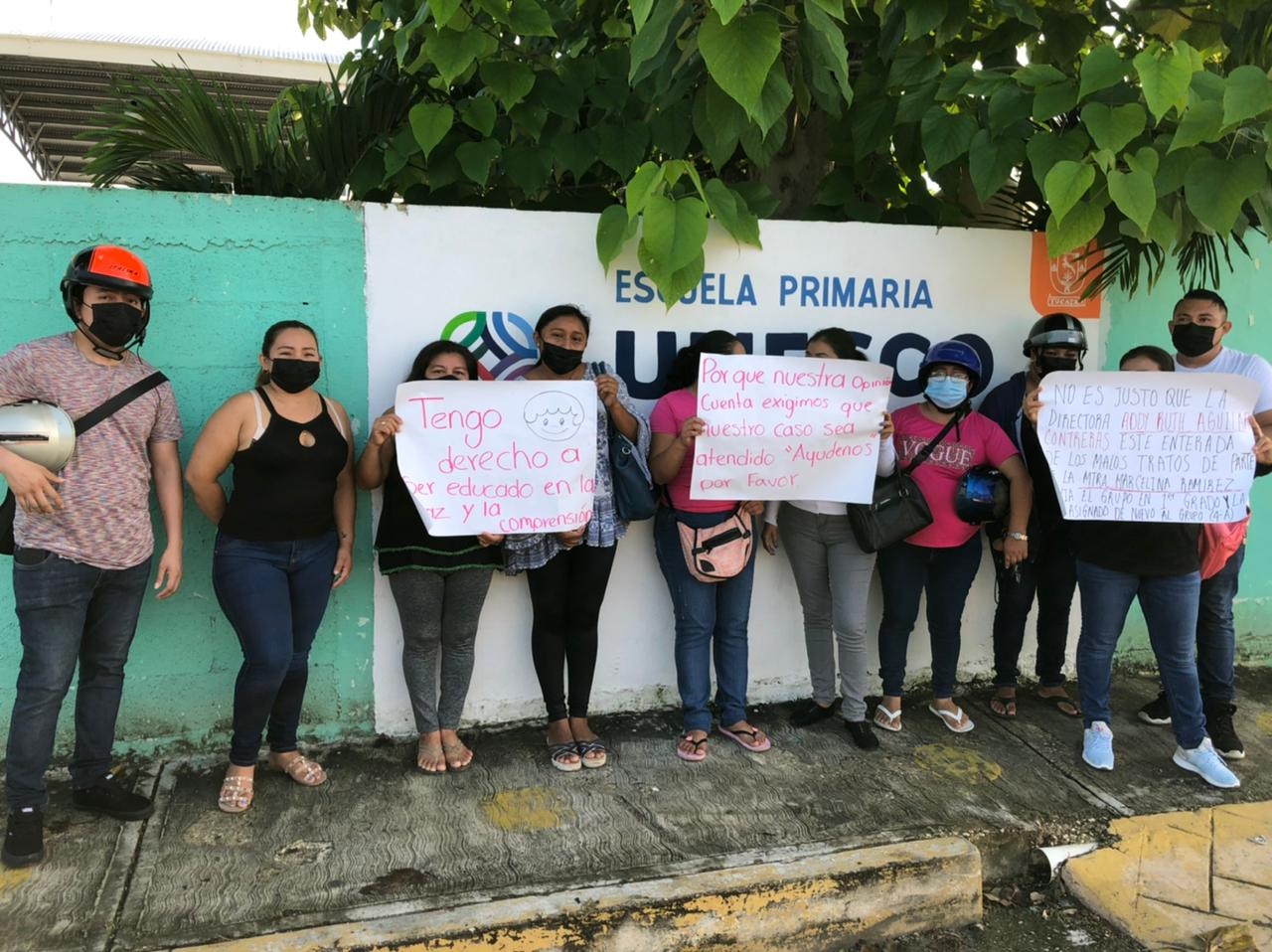 Nueve mamás acudieron a la escuela entre pancartas para expresar su inconformidad