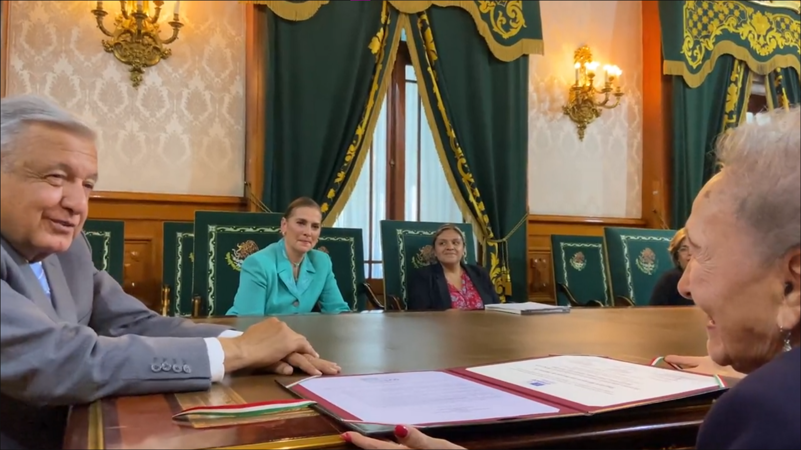 Entre los invitados a esta entrega del reconocimiento de la UNESCO a la familia de Gilberto Bosques Zaldívar, estuvo Beatriz Gutiérrez Müller, esposa de AMLO Entre los invitados a esta entrega del reconocimiento de la UNESCO a la familia de Gilberto Bosques Zaldívar, estuvo Beatriz Gutiérrez Müller, esposa de AMLO