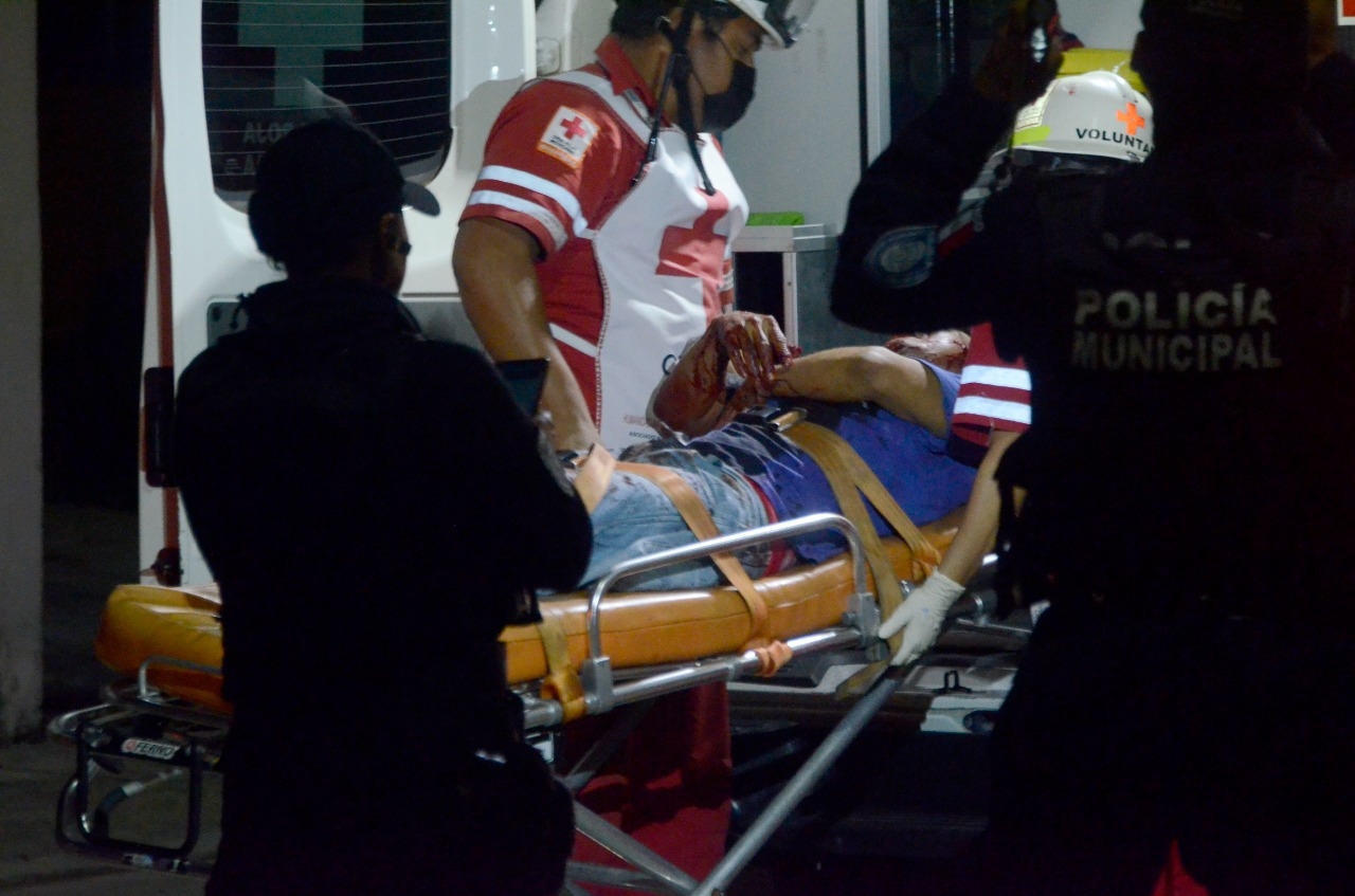 El cuerpo del dulcero quedó en un charco de sangre, luego de ser atacado por dos hombres en motocicleta