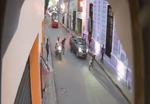 El hombre quedó debajo de las llantas del automóvil
