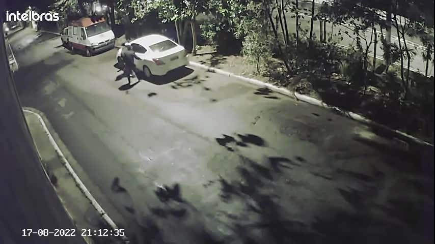 Los delincuentes aprovecharon que los enamorados estaban desprevenidos y les arrebataron todo lo que tenían, incluso el auto Los delincuentes aprovecharon que los enamorados estaban desprevenidos y les arrebataron todo lo que tenían, incluso el auto