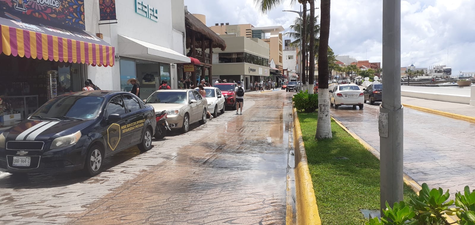 Pese a las lluvias de este miércoles, turistas recorren el malecón de Cozumel
