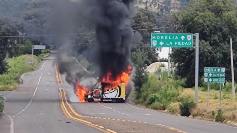 Normalistas secuestran y queman camión repartidor en Purépero Normalistas secuestran y queman camión repartidor en Purépero