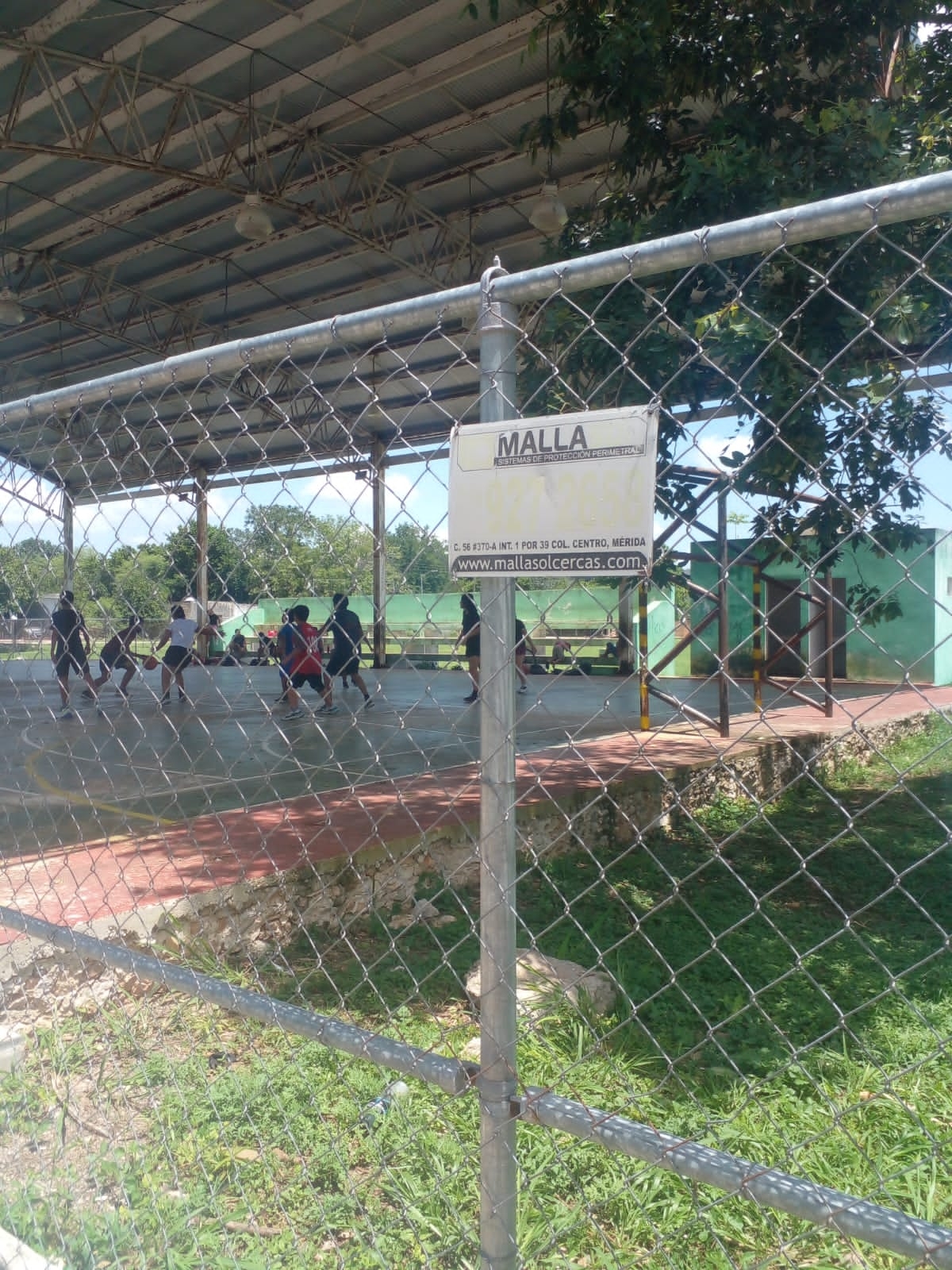 El incidente ocurrió cuando un niño y un joven tocaron una malla de alambre en una cancha El incidente ocurrió cuando un niño y un joven tocaron una malla de alambre en una cancha