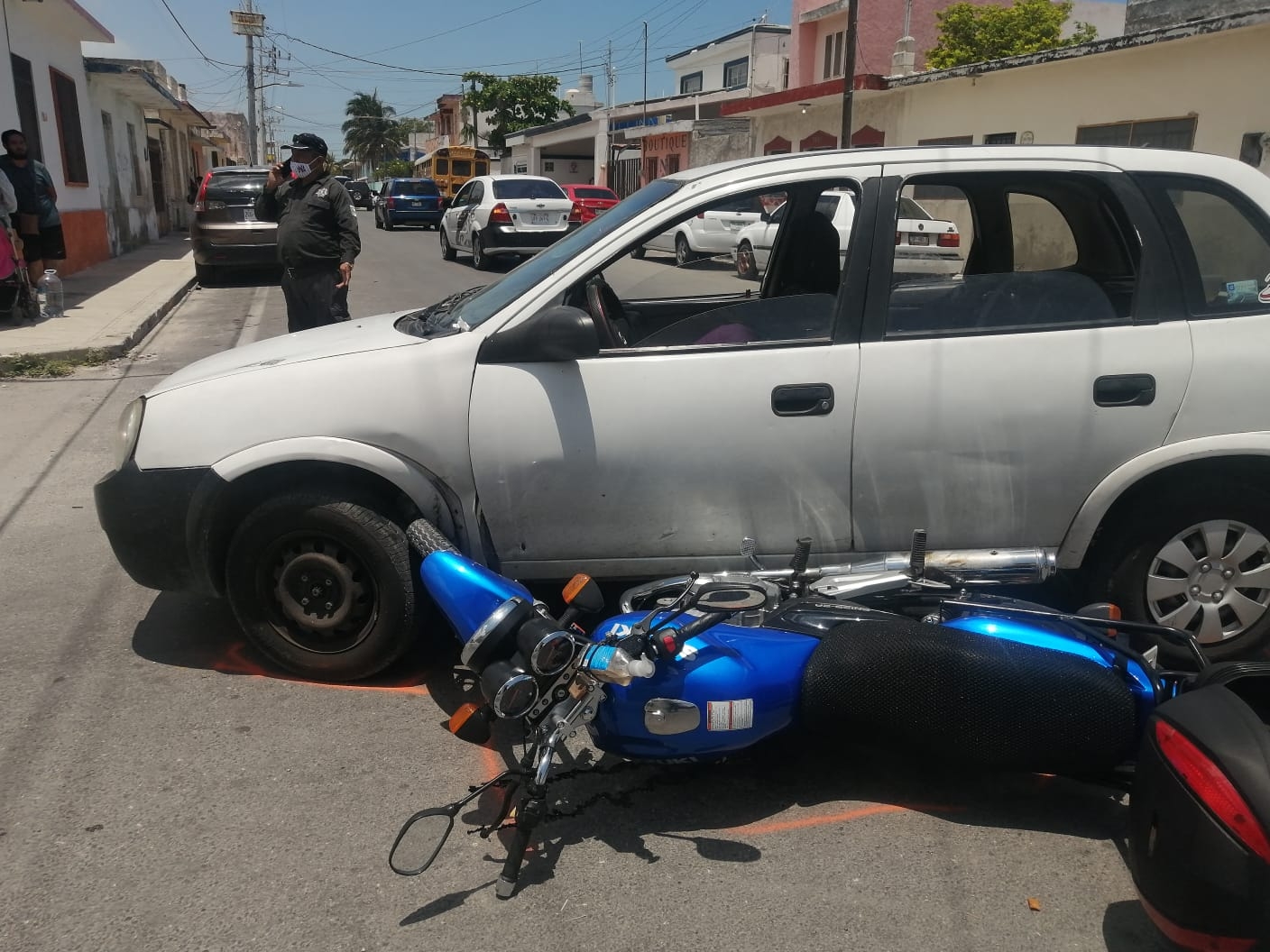 El motociclista resultó con lesión en la rodilla El motociclista resultó con lesión en la rodilla