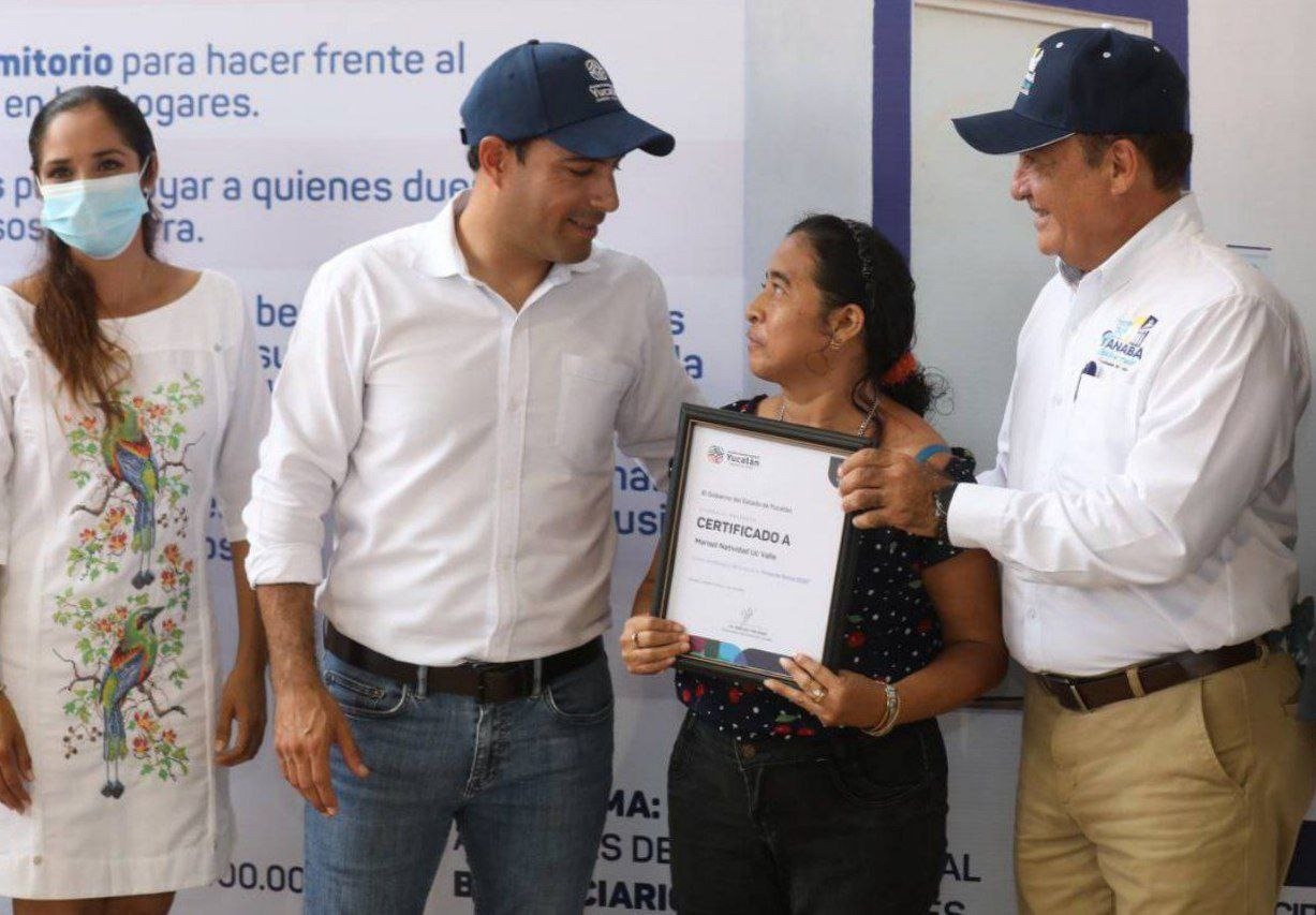 Mauricio Vila hizo entrega de nuevos certificados de vivienda en Panabá Mauricio Vila hizo entrega de nuevos certificados de vivienda en Panabá
