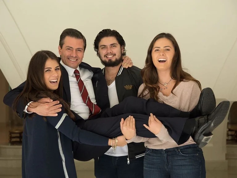 Peña Nieto con sus hijos Nicole, Alejandro y Paulina. Foto: Especial Peña Nieto con sus hijos Nicole, Alejandro y Paulina. Foto: Especial