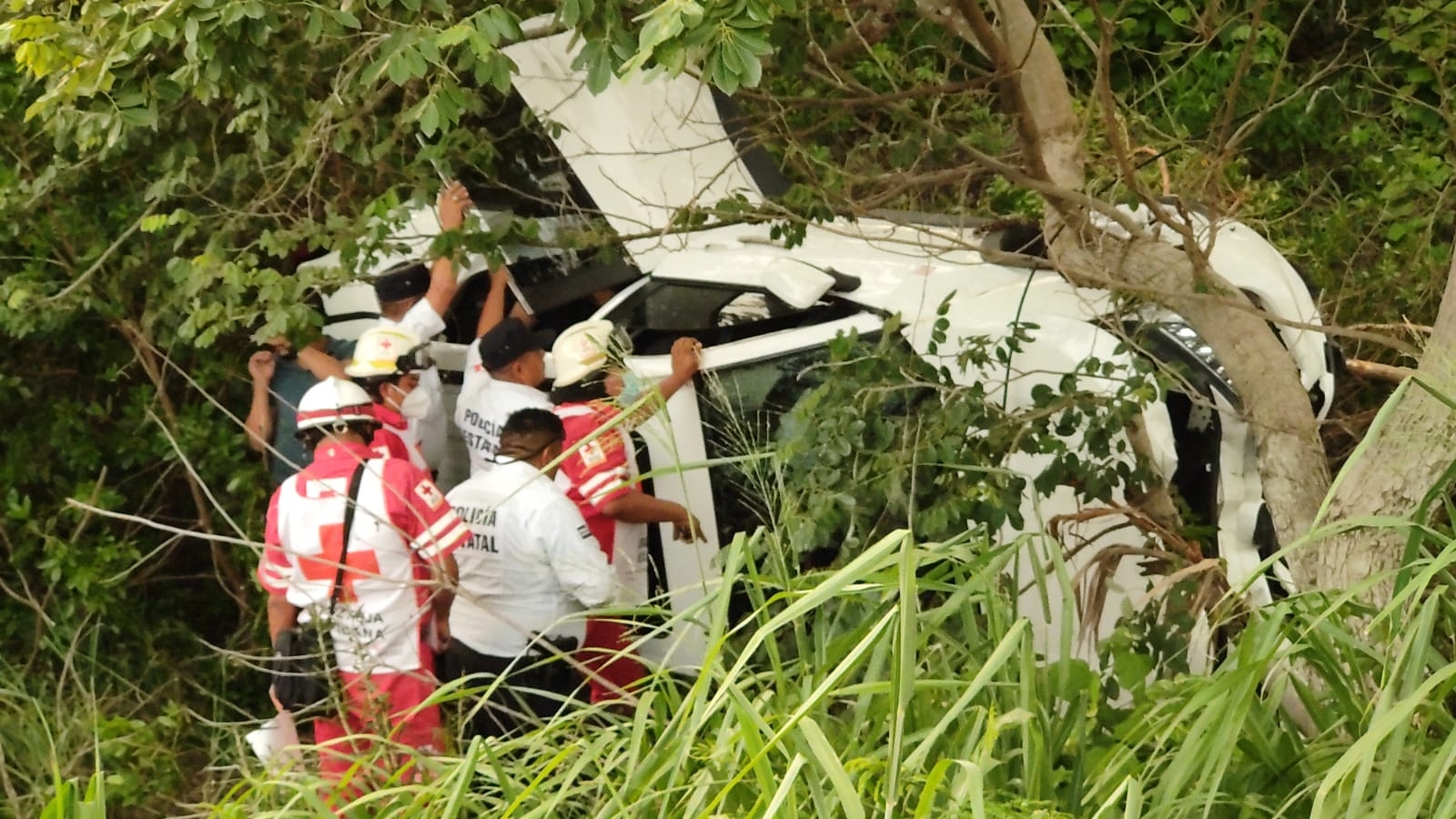 Servicios de emergencia brindaron auxilio a las mujeres. Foto: Ricardo Jiménez Servicios de emergencia brindaron auxilio a las mujeres. Foto: Ricardo Jiménez