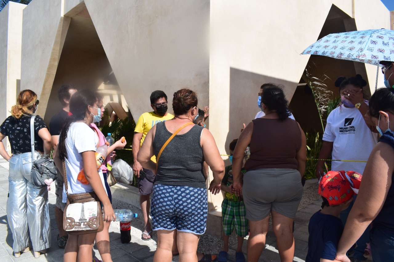 Visitantes no pudieron ingresar al "Museo del Meteorito" por que aún no se inaugura. Foto: Jesús López