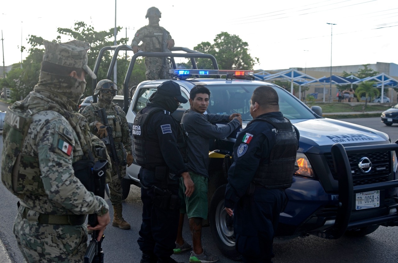 Policías detienen a ebrio que acosaba a pasajeros dentro de un autobús en Cancún Policías detienen a ebrio que acosaba a pasajeros dentro de un autobús en Cancún
