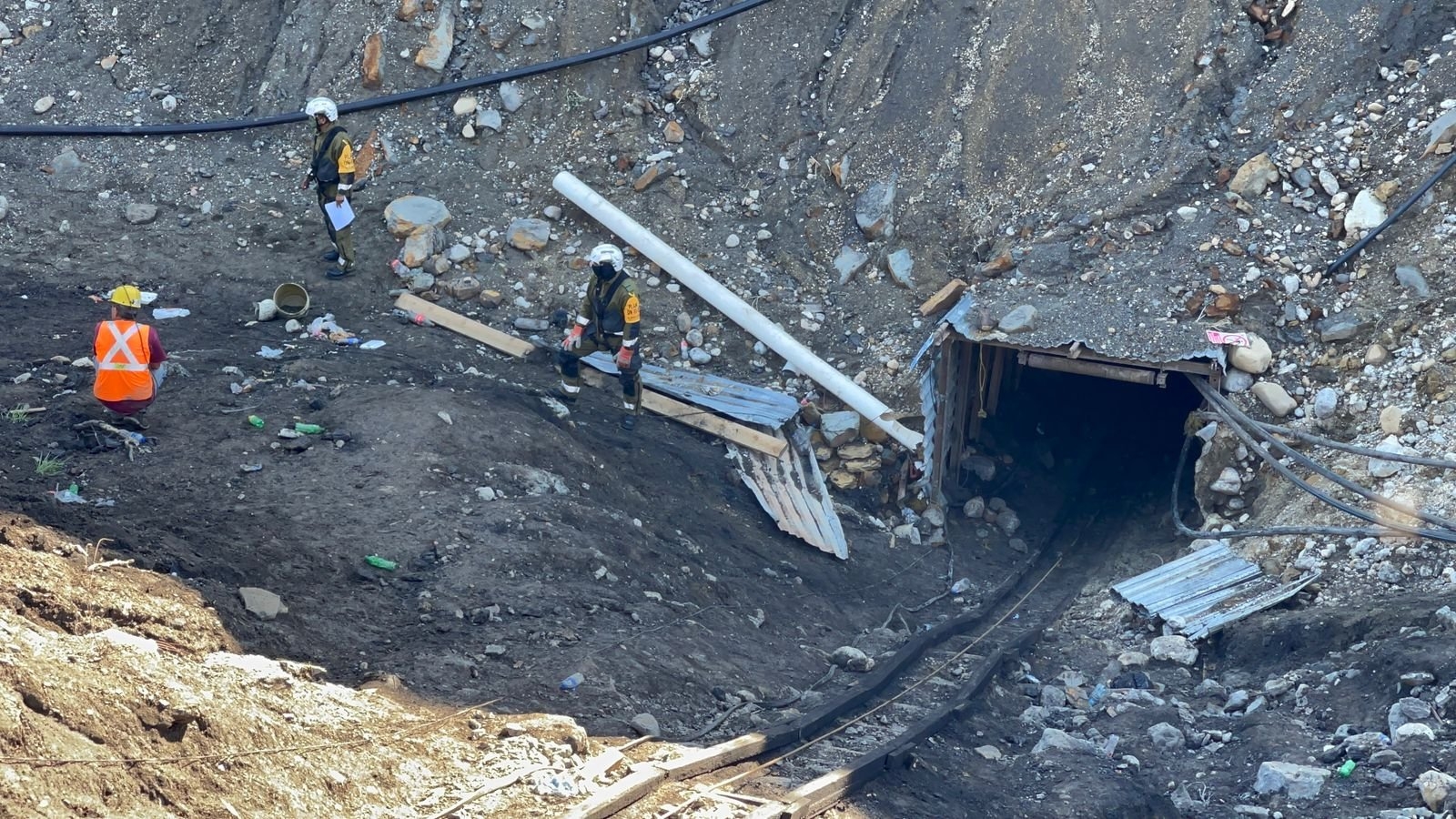 Más de 150 personas trabajan las 24 horas para rescatar a mineros atrapados en Coahuila Más de 150 personas trabajan las 24 horas para rescatar a mineros atrapados en Coahuila