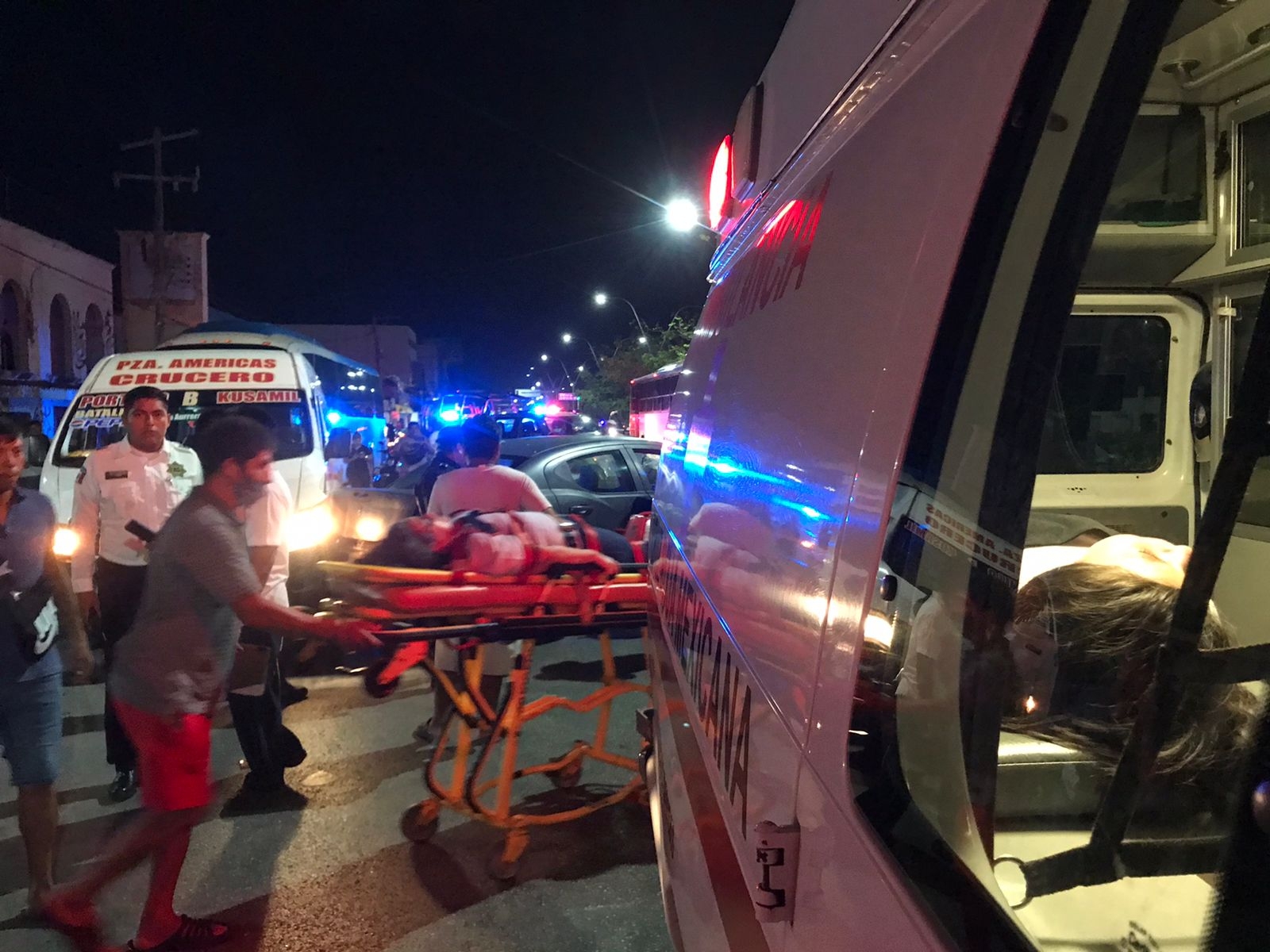 Combi choca contra vehículo y deja varios pasajeros heridos en Cancún Combi choca contra vehículo y deja varios pasajeros heridos en Cancún