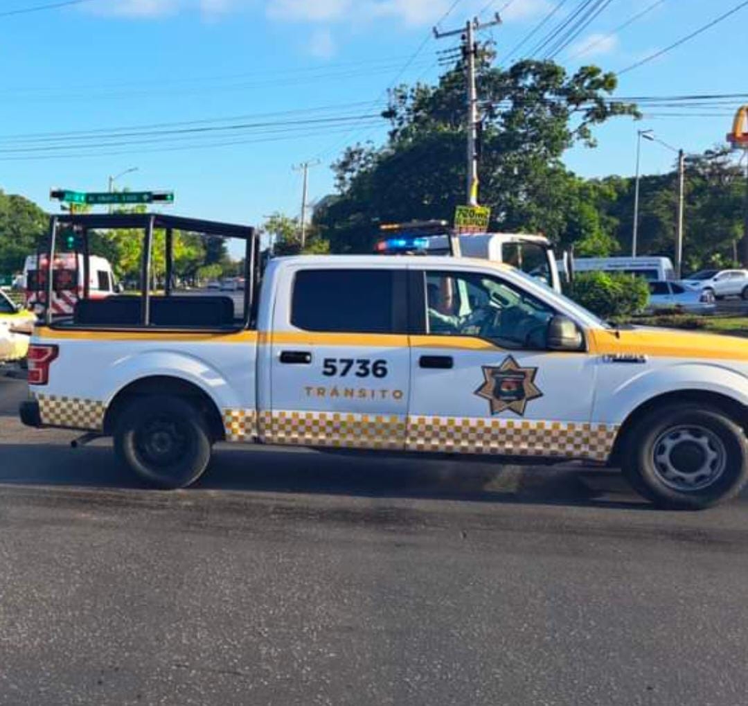 Elementos de vialidad llegaron al lugar de los hechos para evitar un mayor percance