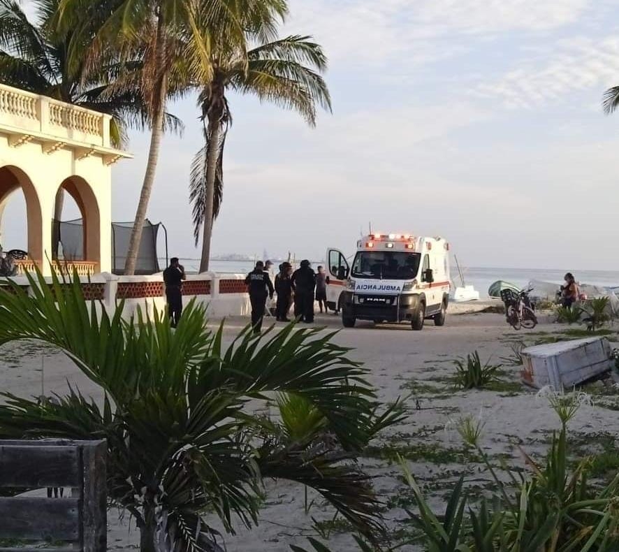 Como pudieron, los hombres se acercaron a la costa para ser auxiliados Como pudieron, los hombres se acercaron a la costa para ser auxiliados