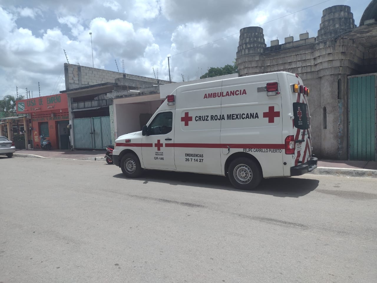 Una ambulancia llegó a la clínica dental en Carrillo Puerto para atender a la fémina que había sido víctima de una extorsión telefónica Una ambulancia llegó a la clínica dental en Carrillo Puerto para atender a la fémina que había sido víctima de una extorsión telefónica
