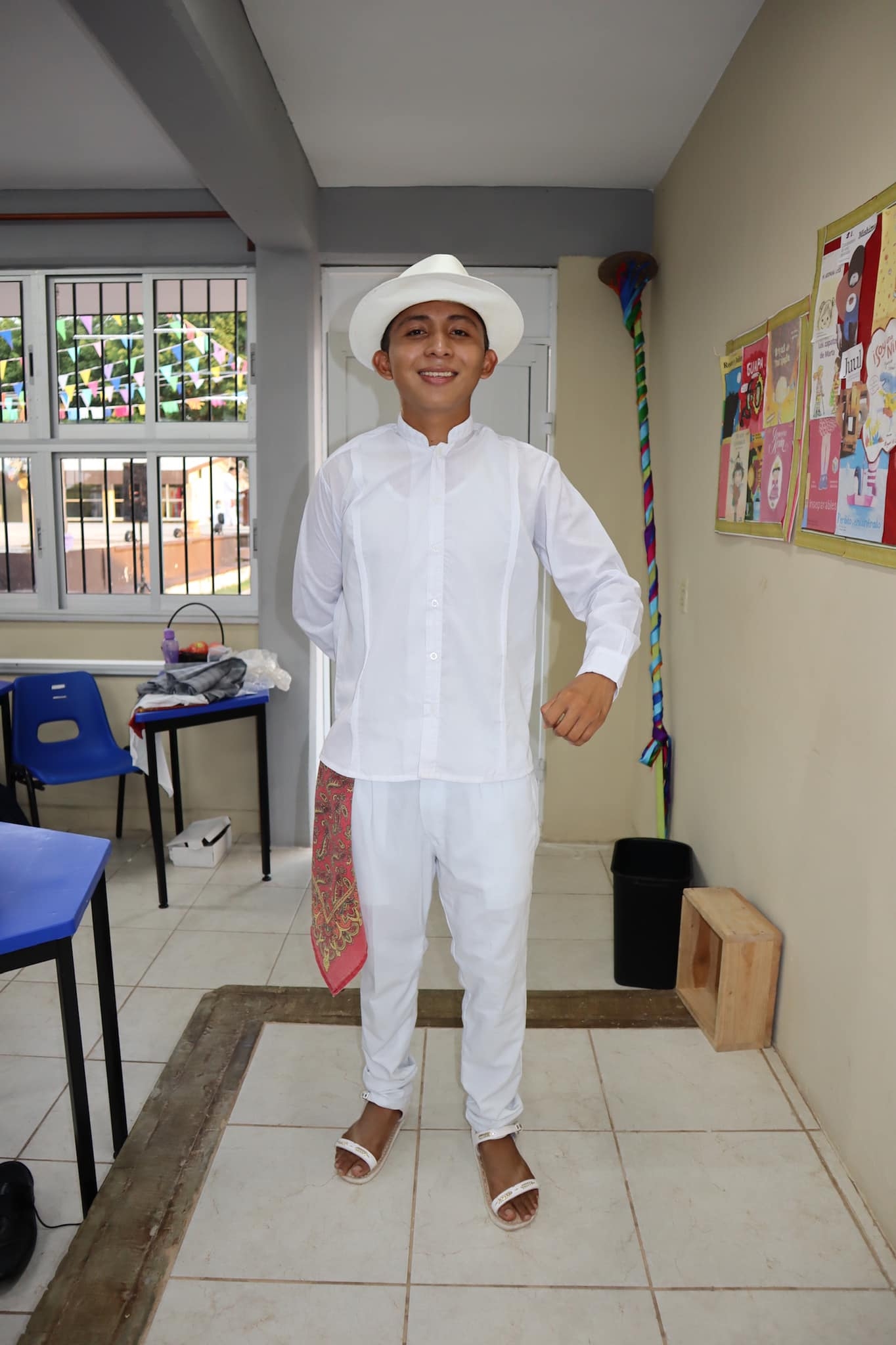 El joven enseña maya a través de su contenido digital