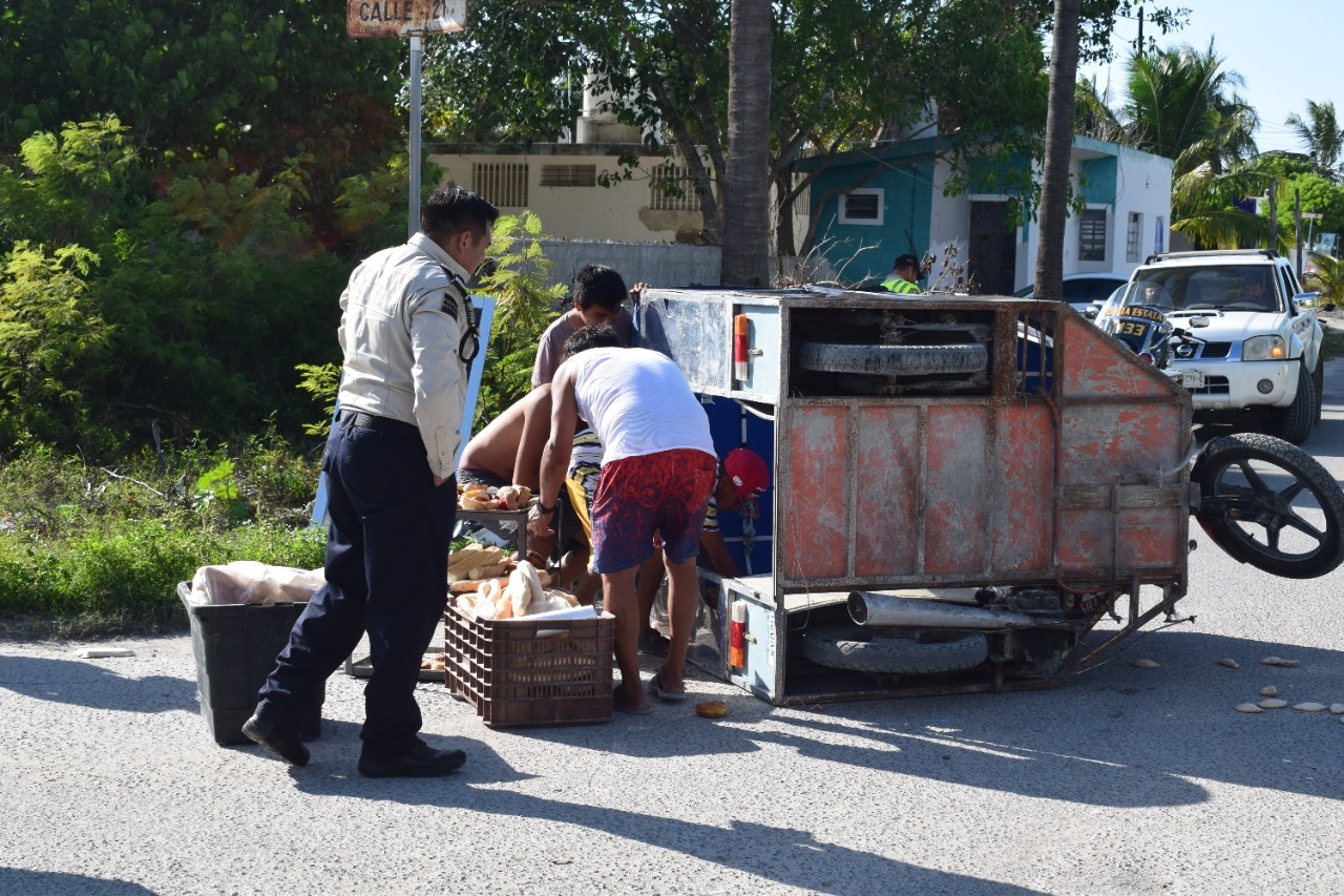 El carro de pan volcó tras el choque. Foto: Jesús López El carro de pan volcó tras el choque. Foto: Jesús López