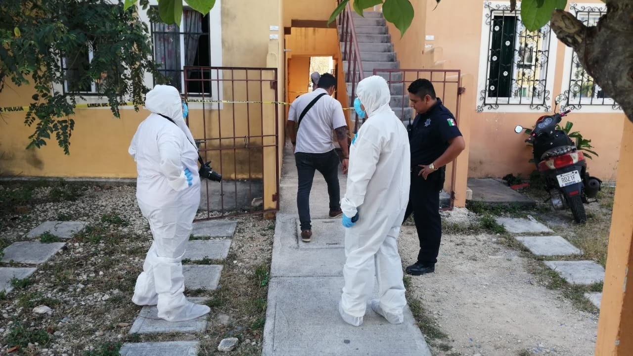 Personal del Servicio Médico Forense de Playa del Carmen realizó el levantamiento del cadáver para llevarlo a la morgue y realizar la necroppsia Personal del Servicio Médico Forense de Playa del Carmen realizó el levantamiento del cadáver para llevarlo a la morgue y realizar la necroppsia