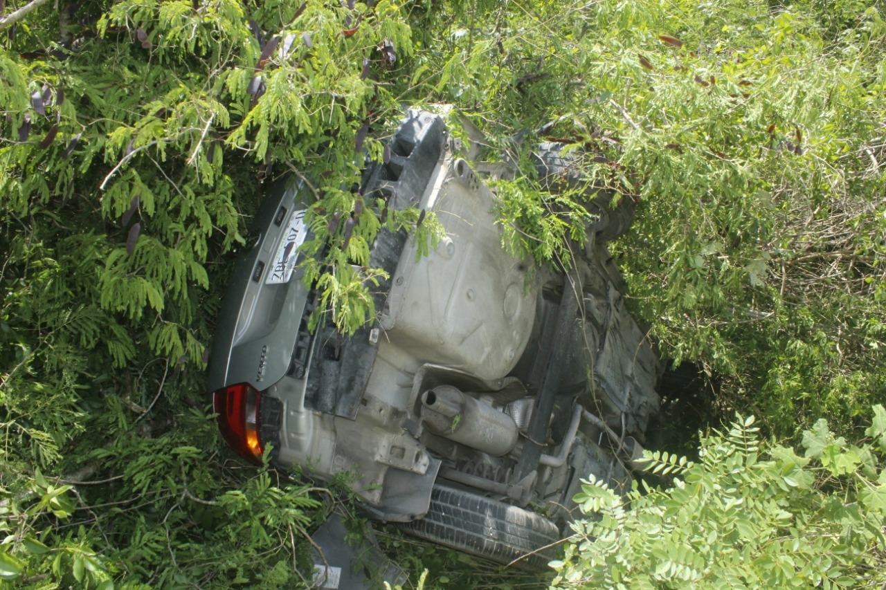 El vehículo resultó con daños considerables tras el accidente en el Periférico Valladolid-Mérida a la altura de una comisaría en Tizimín El vehículo resultó con daños considerables tras el accidente en el Periférico Valladolid-Mérida a la altura de una comisaría en Tizimín
