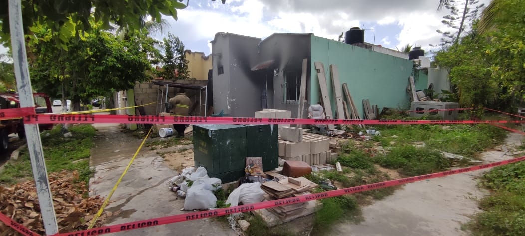 El fuego en la vivienda del fraccionamiento El Petén de Playa del Carmen inició en una habitación y se extendió a la sala