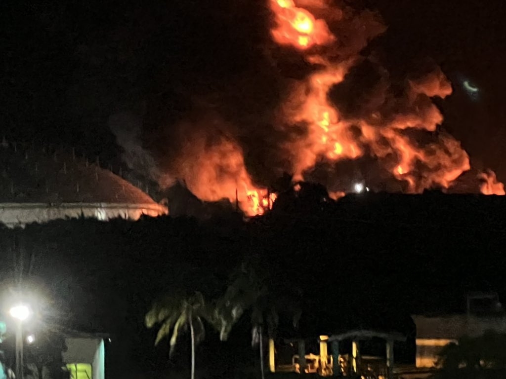 El incendio en un depósito de combustible comenzó la noche del viernes en Cuba