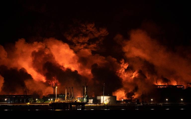 Hallan restos de cuatro personas en el lugar del incendio industrial de Cuba