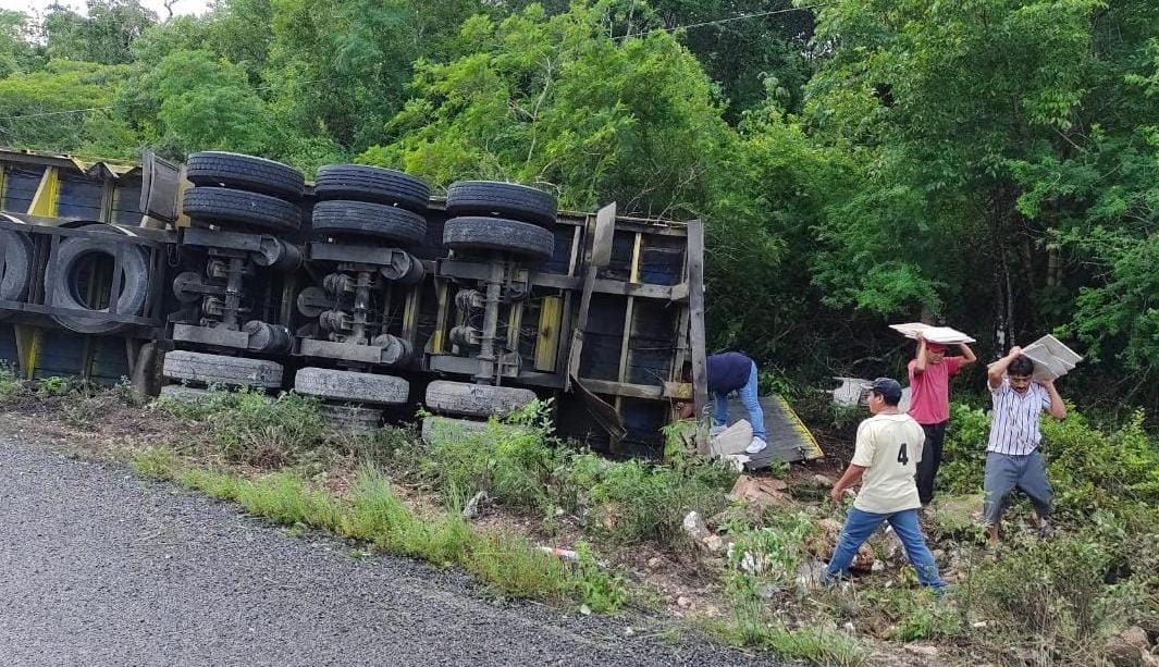 Vecinos rapiñan cargamento de mármol de un tráiler volcado en la vía Carrillo Puerto-Tulum