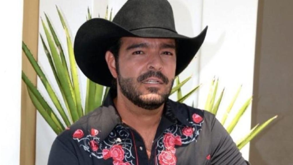 El cantante se presentó en la feria de Saltillo en Coahuila y al finalizar una reportera lo cuestionó sobre su alcoholismo