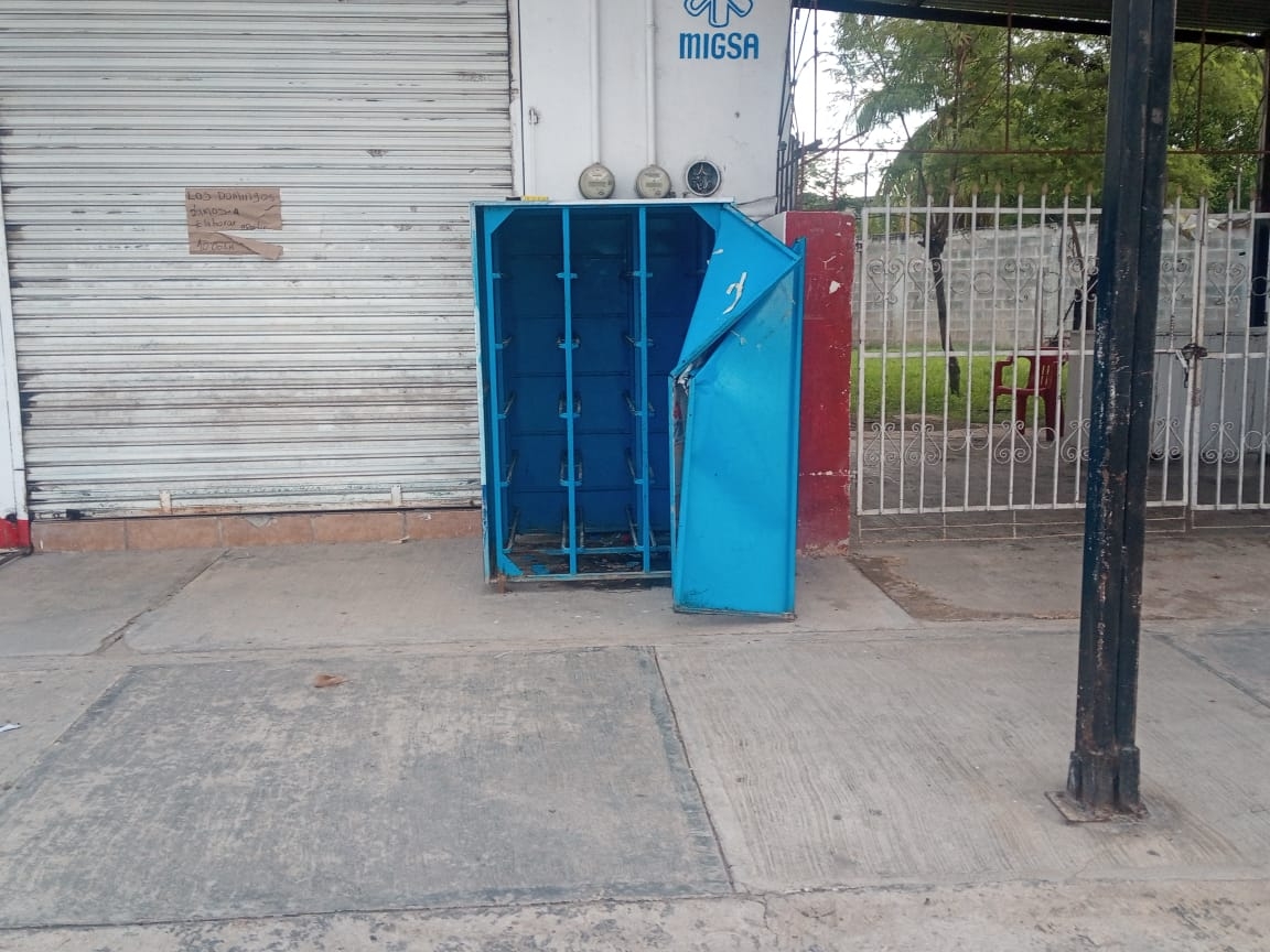 Los dueños de la tienda se dieron cuenta del robo cuando un vecino les dio aviso de lo que había sucedido