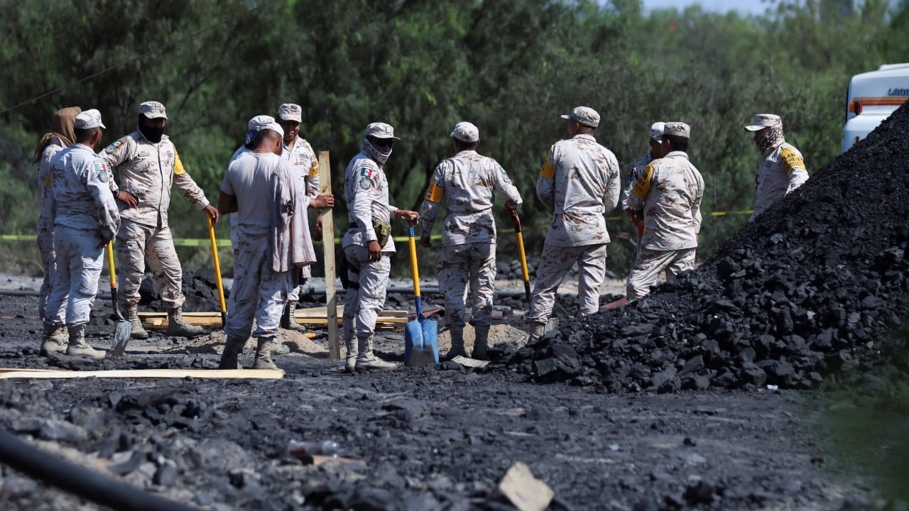 En el operativo de rescate participan 230 elementos; los pozos tienen una profundidad de 60 metros