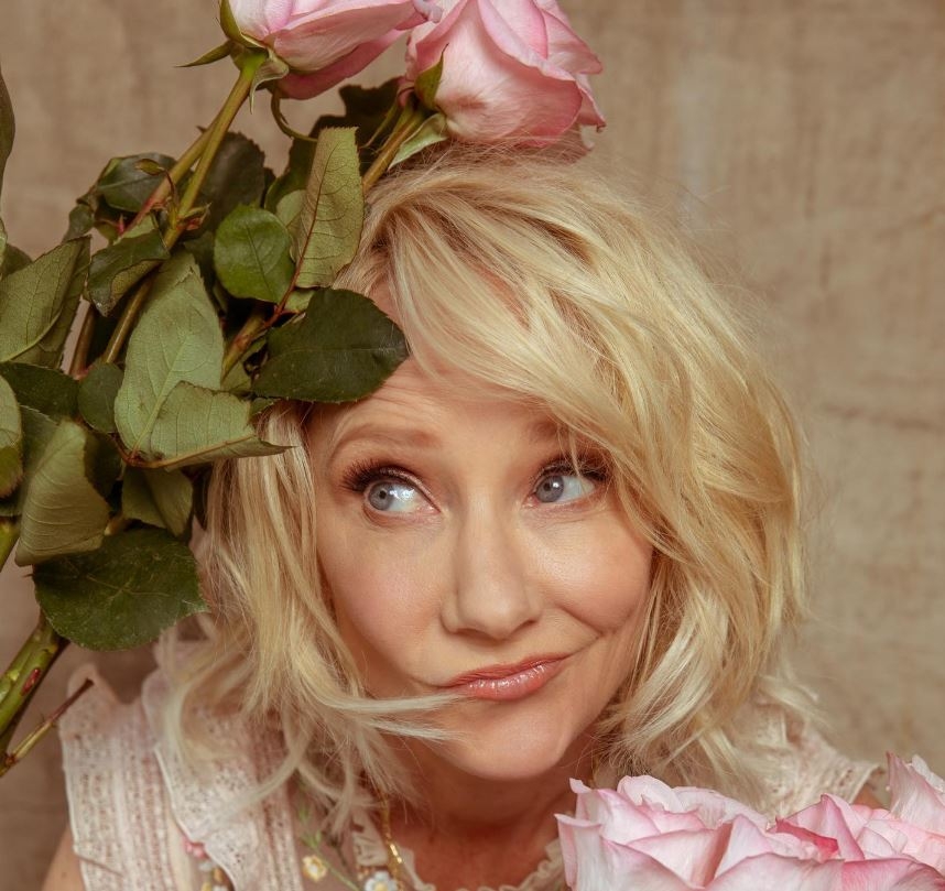 Anne Heche se encuentra delicada de salud en el hospital