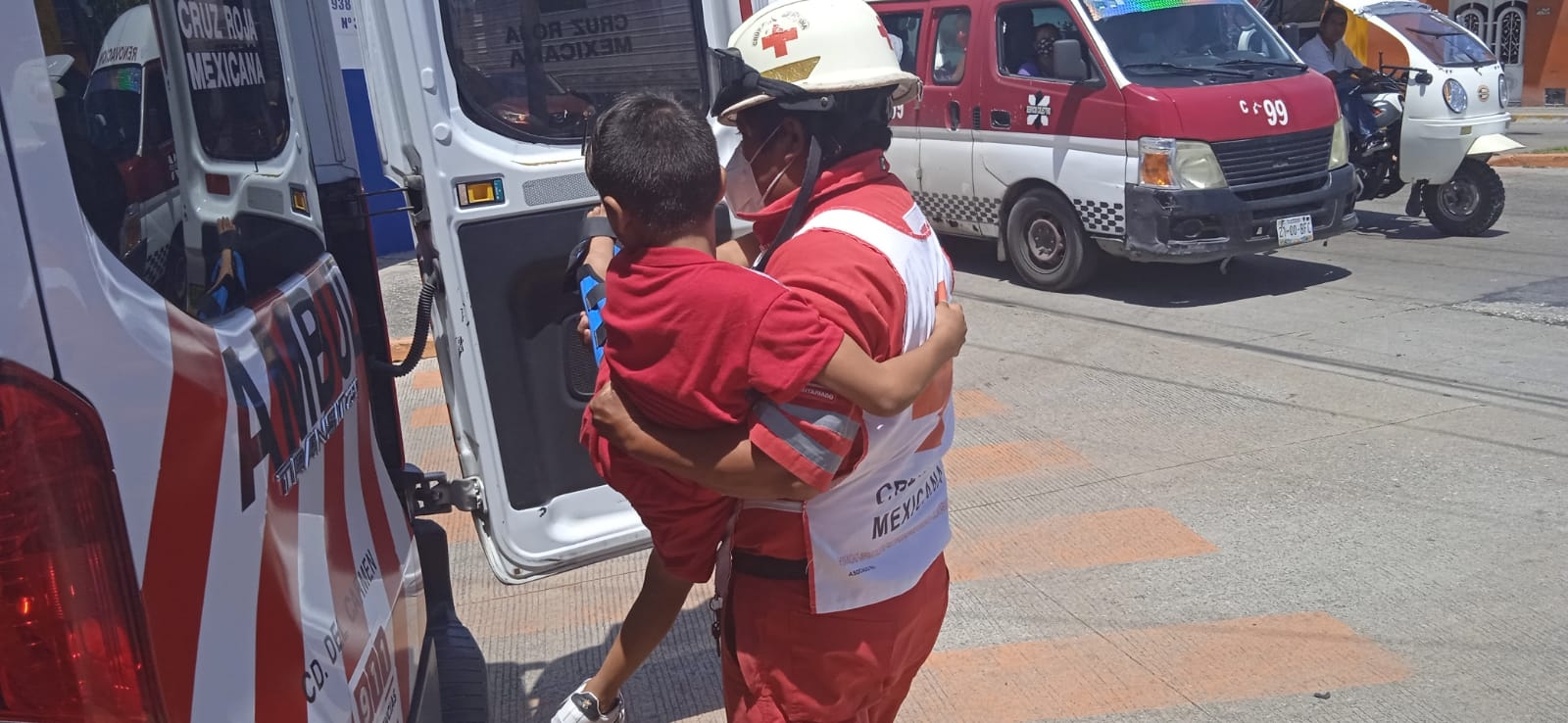 Paramédicos atendieron al niño con una posible fractura
