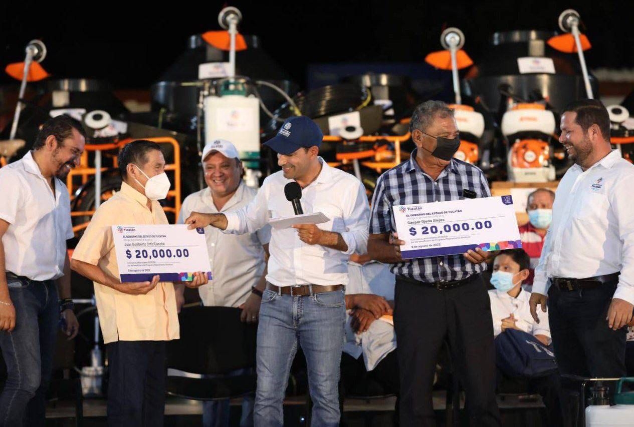Mauricio Vila entrega apoyos a familias de Ticul para elevar la calidad de vida