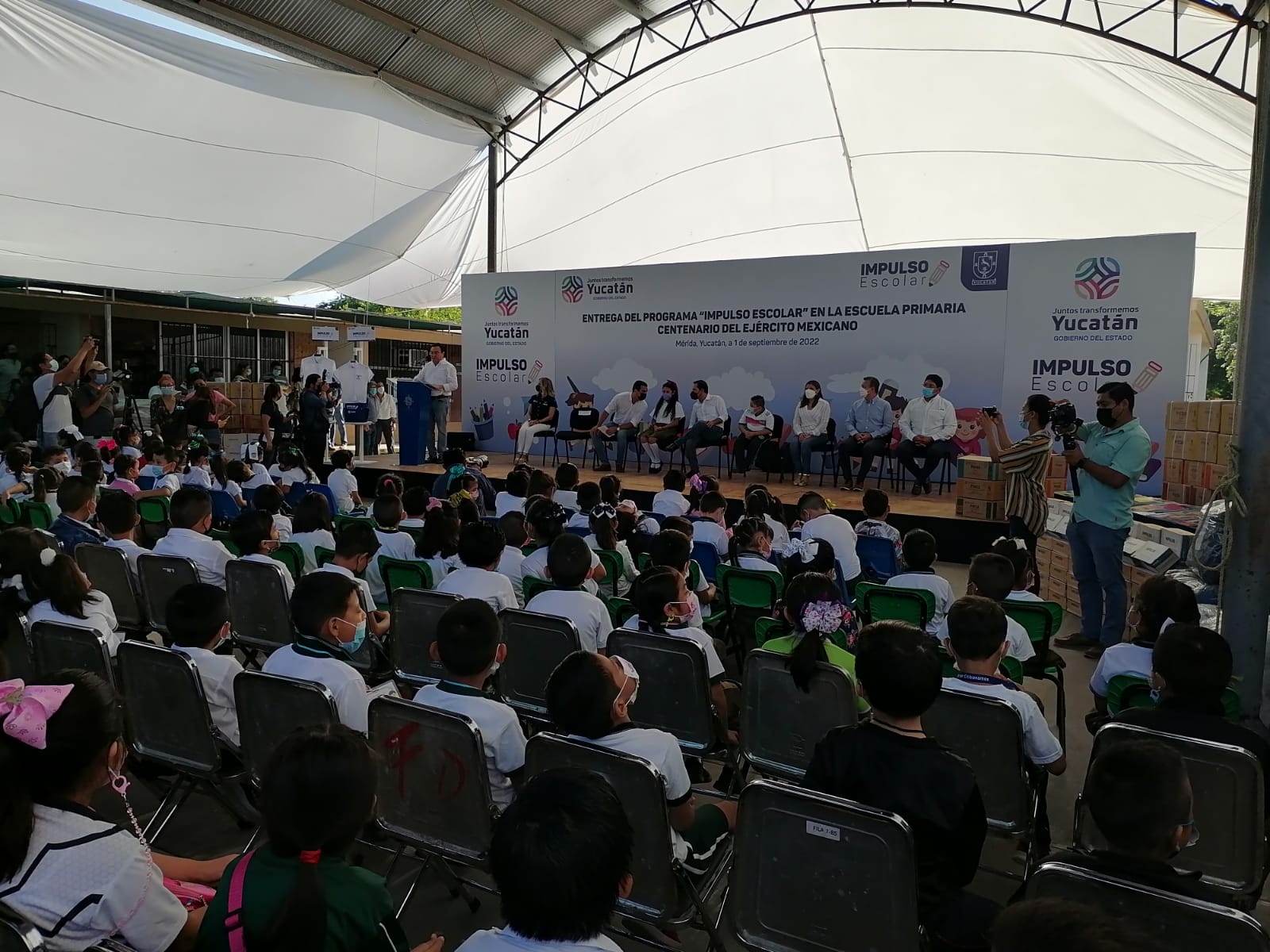 El mandatario se encuentra en escuela primaria Centenario del Ejército Mexicano El mandatario se encuentra en escuela primaria Centenario del Ejército Mexicano