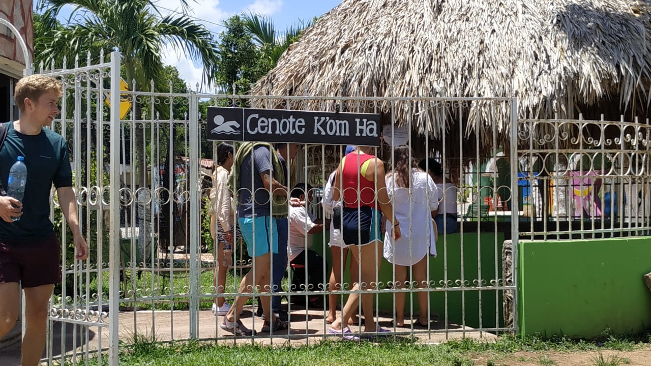 La dolina es un bello atractivo natural para cientos de visitantes, que no pierden oportunidad de refrescarse en sus aguas