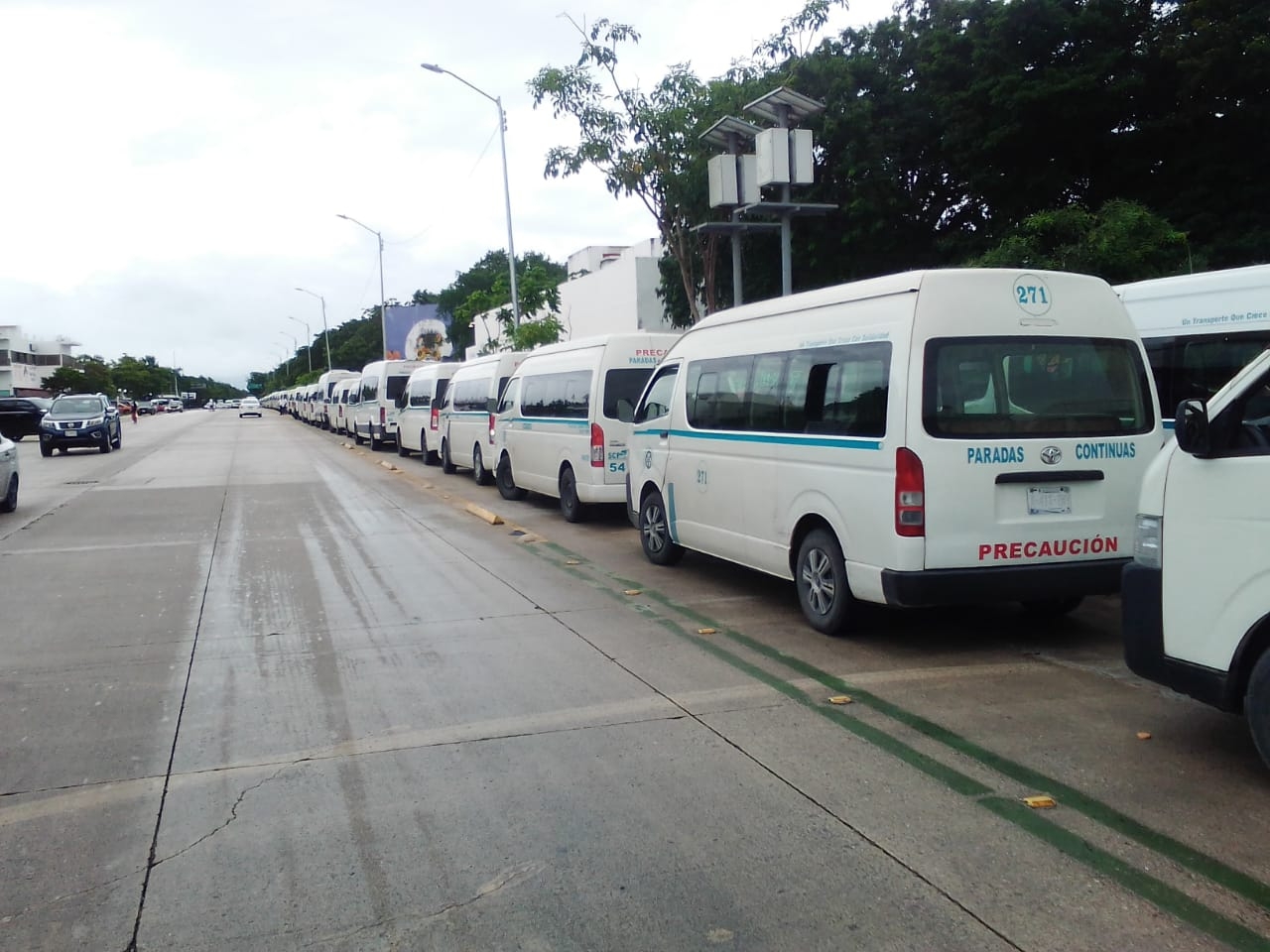 Los operadores de transporte público bloquearon el acceso al nuevo Palacio Municipal de Playa del Carmen con sus unidades, hasta ser atendidos por las autoridades municipales Los operadores de transporte público bloquearon el acceso al nuevo Palacio Municipal de Playa del Carmen con sus unidades, hasta ser atendidos por las autoridades municipales