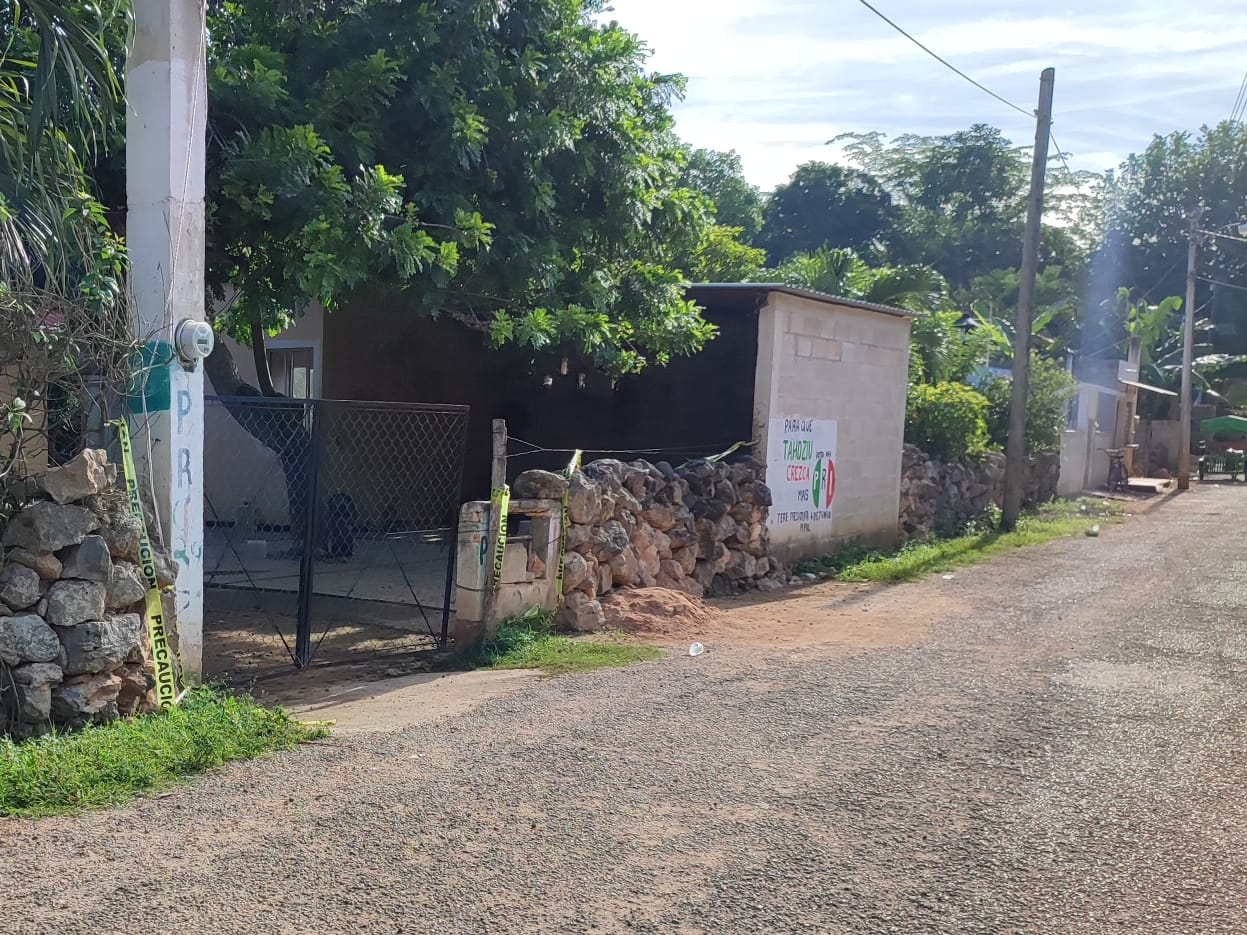 Policías acordonaron la casa donde se reportó el deceso