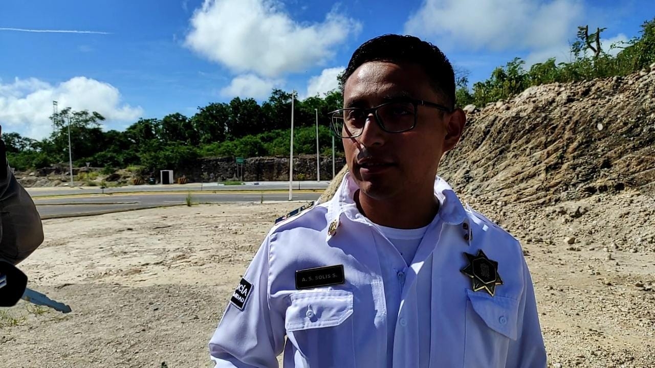 La protesta de los policías ocurrió alrededor de las nueve de la mañana ante la presencia del director, Antonio Solís