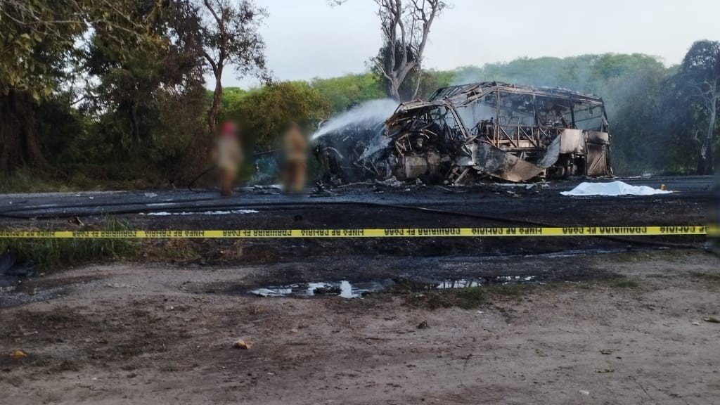 Las 18 personas viajaban en el camión de pasajeros