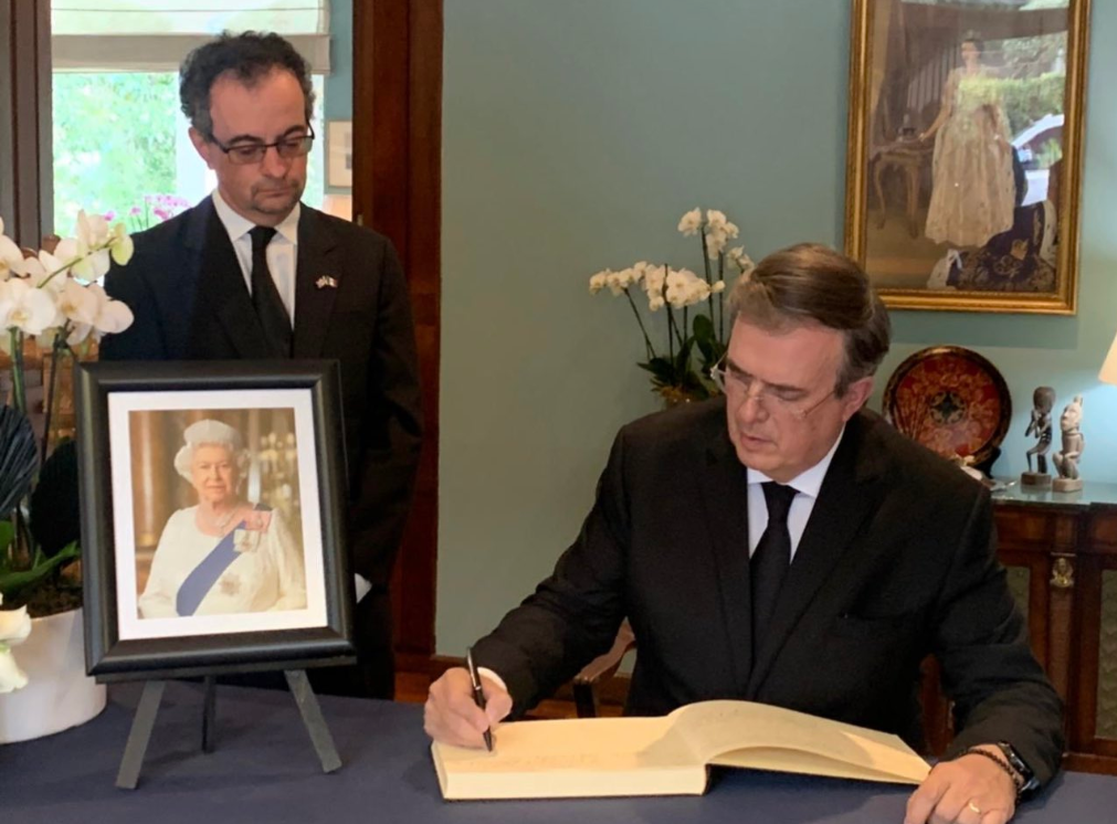 Marcelo Ebrar acudió a la Embajada de Reino Unido en México