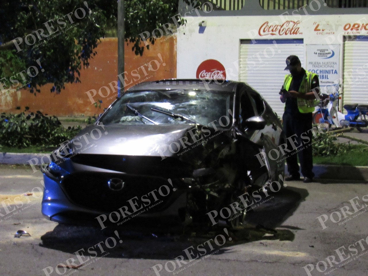 El piloto del automóvil fue enviado al hospital tras registrar fracturas en el hombre
