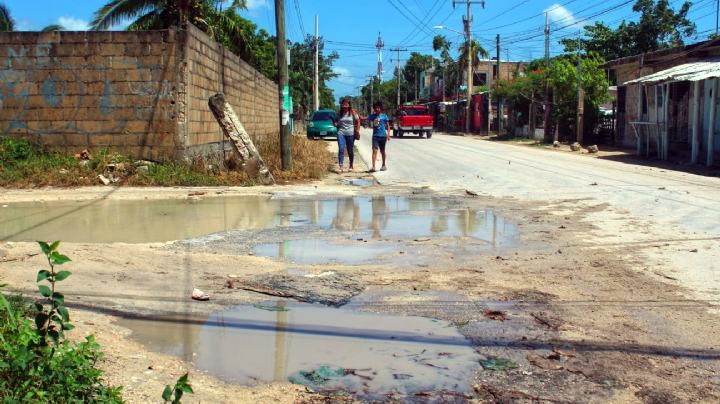 Las calles también presentan anegaciones que dificultan el paso de vehículos. Las calles también presentan anegaciones que dificultan el paso de vehículos.